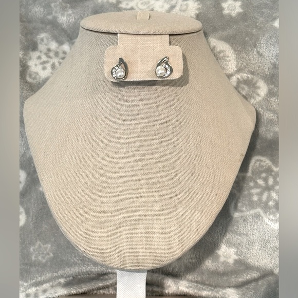 Faux pearl with rhinestones on sliver tone metal earrings so pretty - Picture 5 of 5